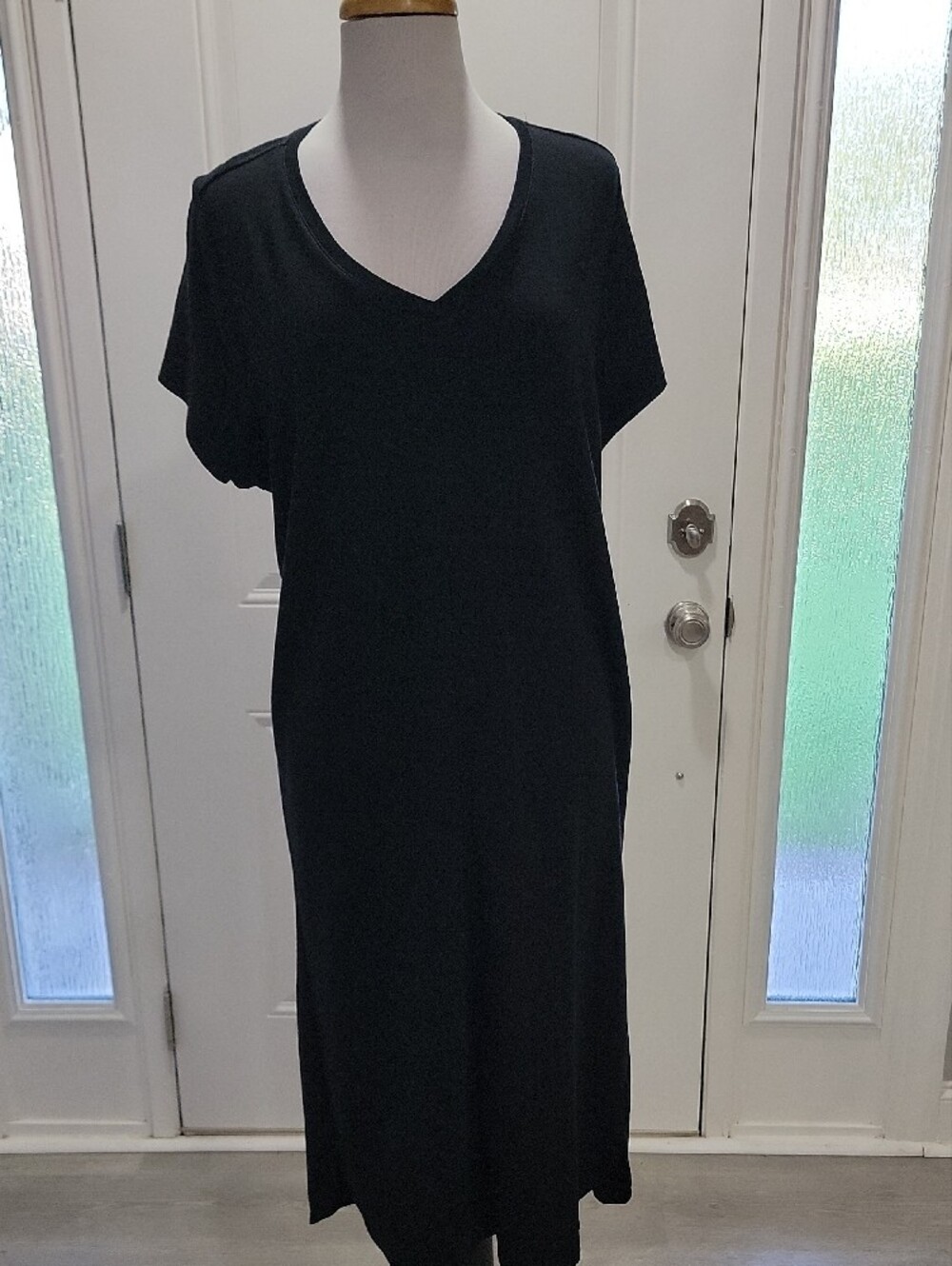 Isaac Mizrahi Black V-Neck Midi Dress - Picture 2 of 7